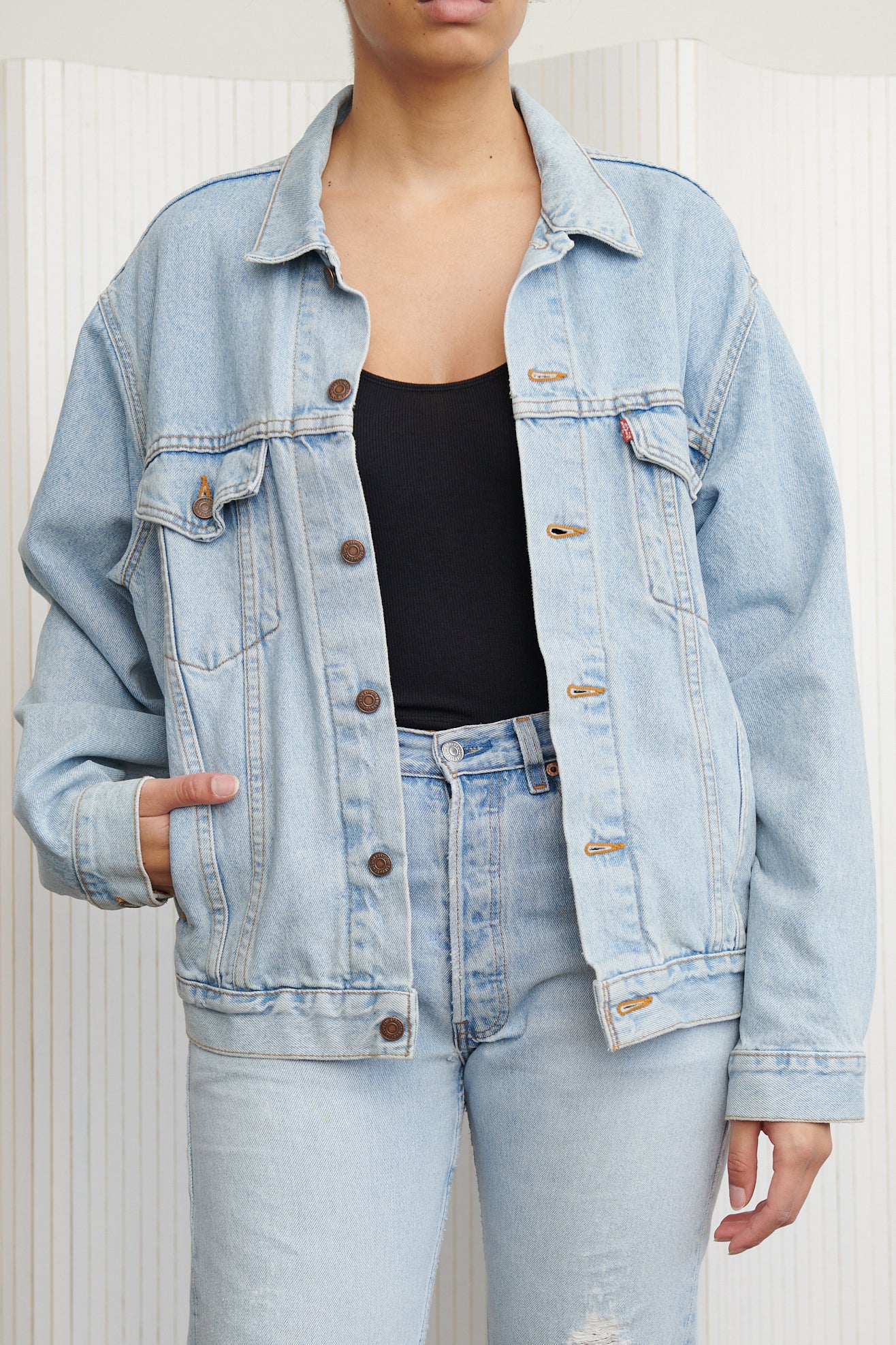 Levi’s Light Wash Denim Trucker Jacket SZ Large